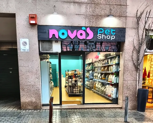Fachada de Nova's Pet Shop en el Carrer d'Iluro 51 de Mataró