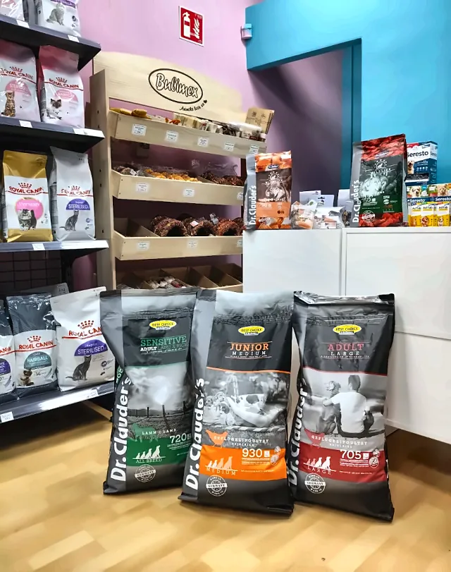 Sacos de pienso premium y estantería de snacks naturales en la tienda